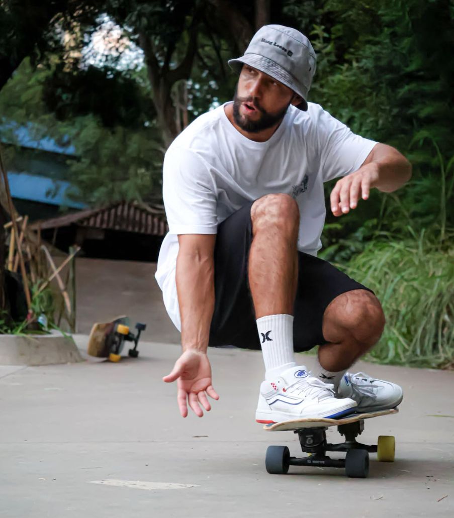 Danilo Benjamim andando de surfskate no asfalto, aula prática em São Paulo